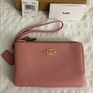 Coach wristlet NWT. Comes with box !